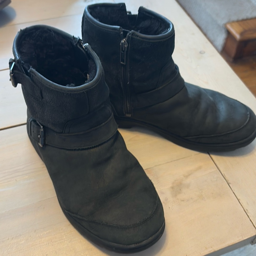 Great looking Ugg boots women's size 8 waterproof!! No staining- good condition